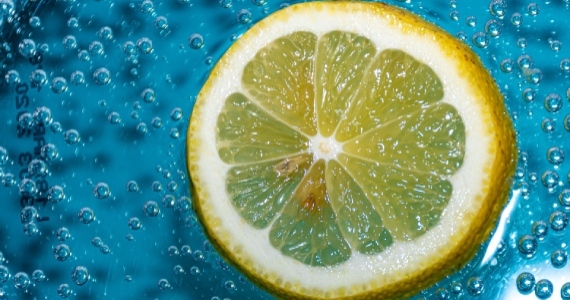 Bi morali uporabljati vitamin C in hialuronsko kislino hkrati?
